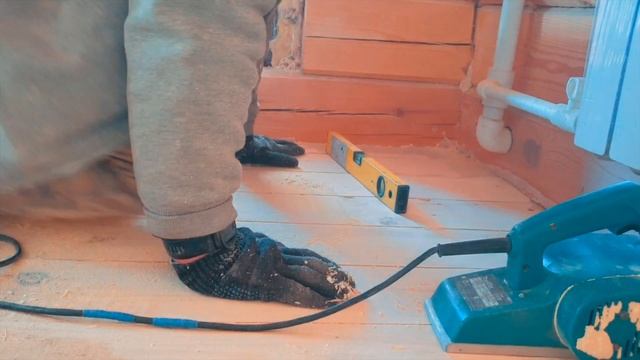 Шлифовка деревянного пола рубанком. Циклевочная машина или рубанок. Строительство дома. смотреть онлайн