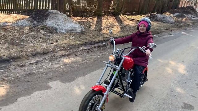 Обзор, тест и катание на детском электрическом мотоцикле GreenCamel Чоппер C100 смотреть онлайн