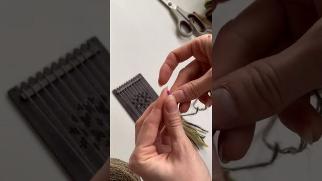Как соткать гобелен с зелёным мхом на маленькой ткацкой рамке смотреть онлайн