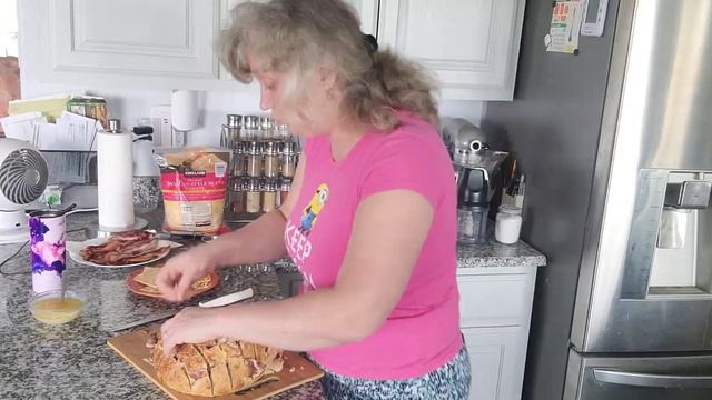 Pull apart bacon cheese ranch loaf. Fun food. Party time.Хлеб разбирашка с беконом сыром. смотреть онлайн