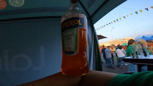 Бармен готовит коктейли с сухим льдом. АПЕРОЛЬ ФРЕШ смотреть онлайн