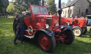 Запуск одноцилиндрового 10-ти литрового нефтяного двигателя
на тракторе 1940 года