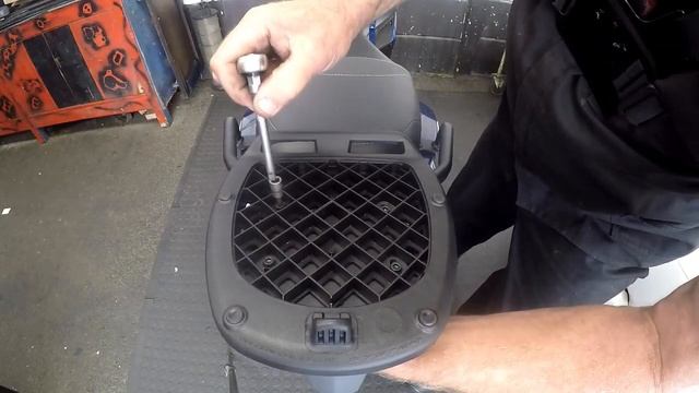 Sym Jet 14 2019 - Fitting 45L Top Box and Mounting Plate смотреть онлайн