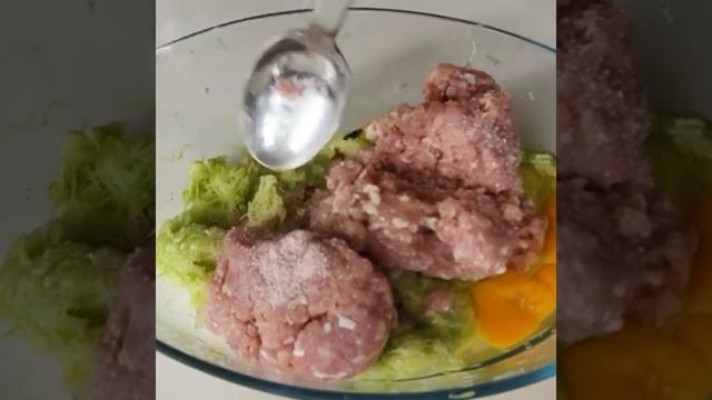 Как вкусно удешевить котлеты. Кето рецепт сочных, нежных и вкусных курино - кабачковых котлет. смотреть онлайн