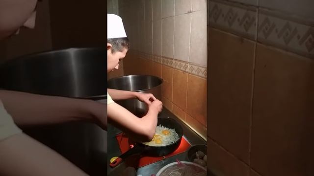 Как готовить яйца на хате смотреть онлайн