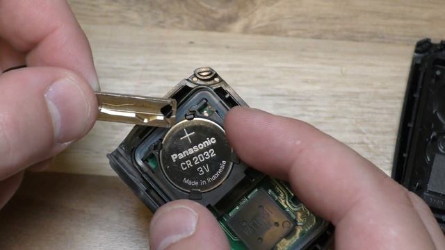 Toyota Avalon / Corolla / Camry Key Fob Battery Replacement - DIY смотреть онлайн