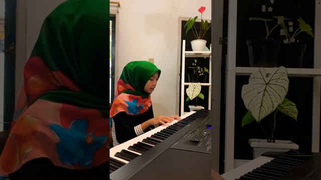 Somewhere over the rainbow, piano and sing cover by Olya Oshiana смотреть онлайн