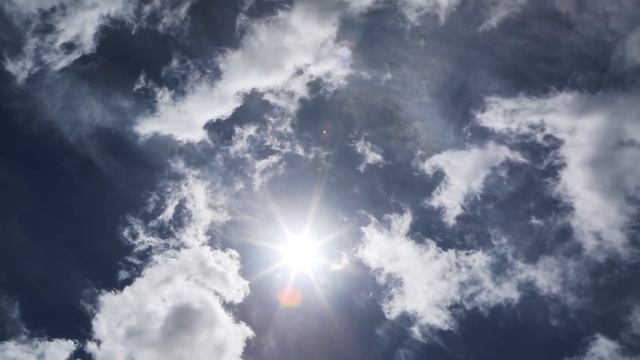 Белые облака на синем небе под солнцем - видео фон в высоком качестве смотреть онлайн