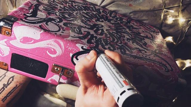 «CROSLEY» ручная роспись каллиграфией музыкального проигрывателя. Художник #mindryukov_letters смотреть онлайн