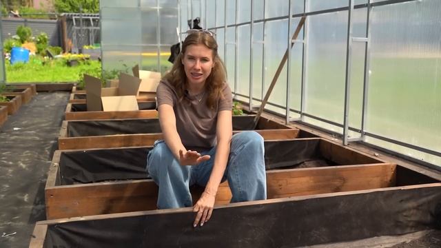 ТЕПЛИЦА БЕЗ СОРНЯКОВ И ГРЯЗИ | Высокие грядки, которые никогда не копаю смотреть онлайн