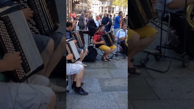 Accordion fabulousness outside the Dom in Cologne, Germany. смотреть онлайн