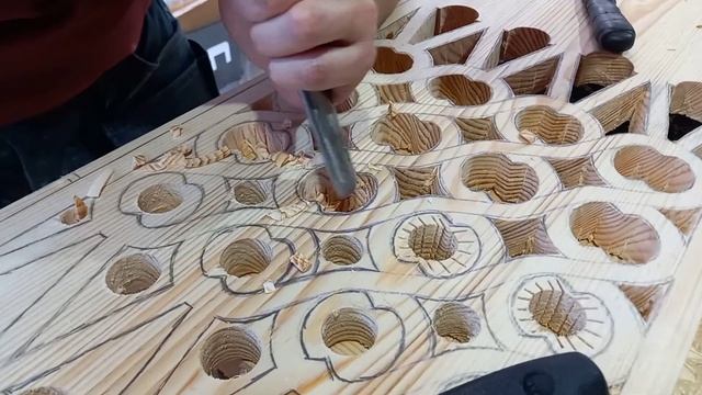 Хроники реставрации. Резчик Евгений Лобанов показывает процесс изготовления пропильной резьбы. смотреть онлайн