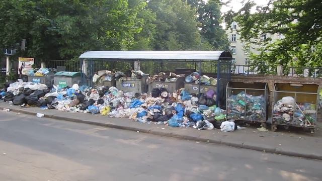 Вот так во Львове вывозят мусор, день первый, 09.09.2016, город Львов, улица Смаль-Стоцького. смотреть онлайн