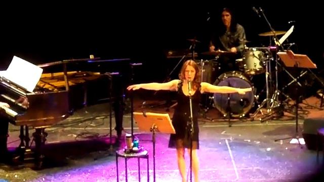 Elena Roger - Yo vengo a ofrecer mi corazón (Fito Páez) - Teatro SHA 10/09/2011 смотреть онлайн