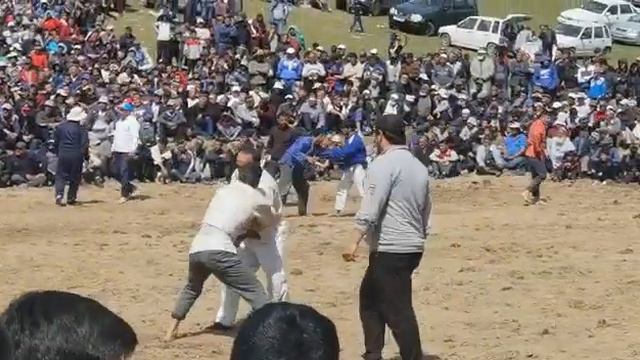 Мехрубон Пахлавон ш.Турсунзода Фикротона нависен каментарияда бародаро. смотреть онлайн