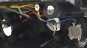 вариант как убрать старый герметик из паза фары.