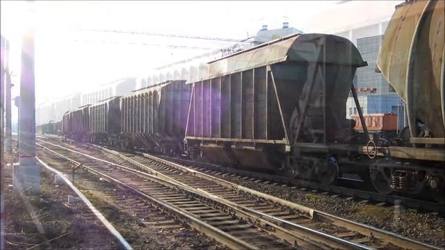 [Не моё видео] Тепловоз 2ТЭ116к-1020 с товарным поездом, СПб / Dieselloc 2TE116k-1020 with freight смотреть онлайн