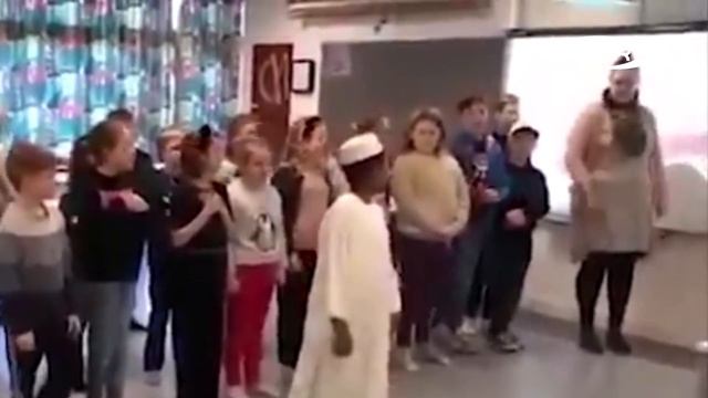 Школьник научил намазу весь класс и учителя смотреть онлайн