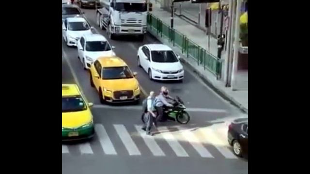 Помог дедушке перейти дорогу / Help grandfather смотреть онлайн