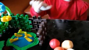 Детское видео-Дети лепят пластилин.