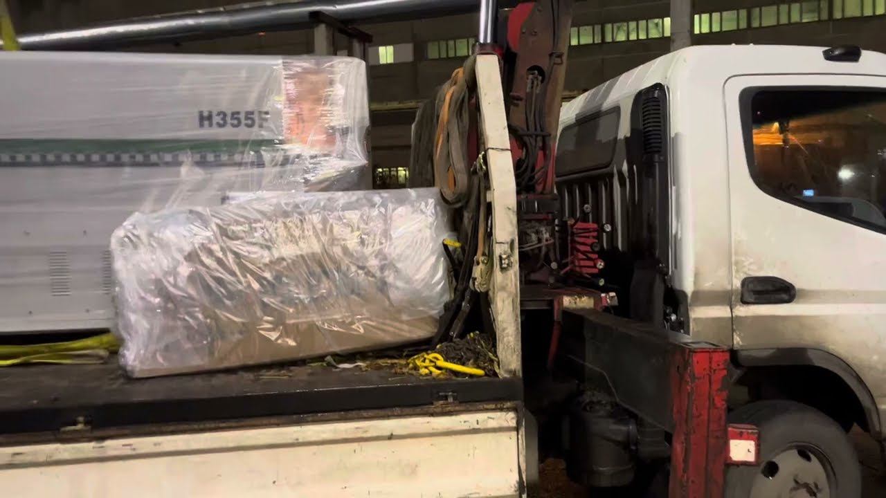 Еще один довольный клиент получает бесплатную доставку манипулятором Woodtech кромкооблицовочника))) смотреть онлайн