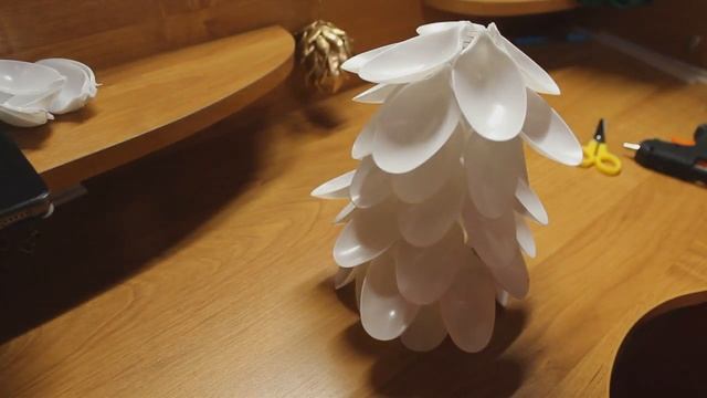 Новогодняя елка. Ёлка из ложек. Делаем елку из пластиковых ложек своими руками. смотреть онлайн