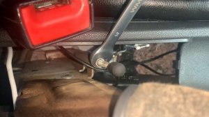 Увеличиваем натяжение троса стояночного тормоза. Opel Corsa D