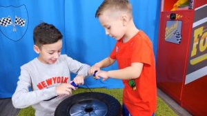 РАЗДЕЛИЛИ Все БЭЙБЛЭЙД! Сделали BEYBLADE из Лего!