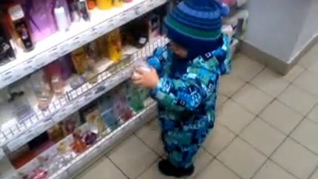 Малыш полуторогодовалый выбирает маме подарок к 8 марта )))прикол смотреть онлайн