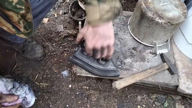 КАК ПОЧИСТИТЬ УТЮГ .Чистка старинного утюга В МАШИННОМ МАСЛЕ смотреть онлайн