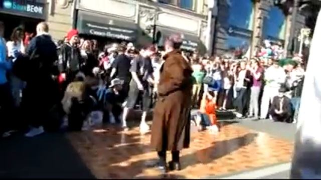 Бабка танцует брэйк