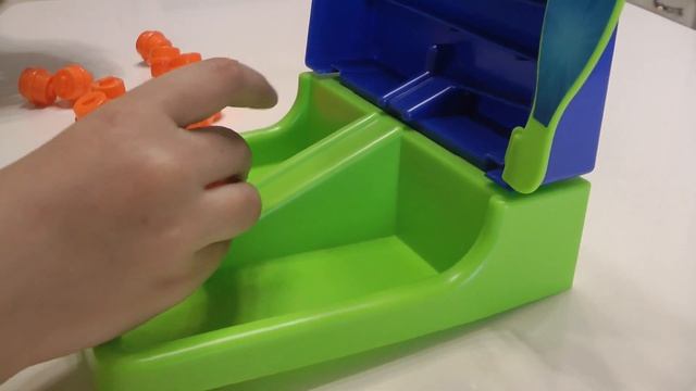 ДЖЕНГА Челлендж * Чья Башня Выше? Эви против Мамы* Игра для детей NEW JENGA от Miss Evi 0+ смотреть онлайн