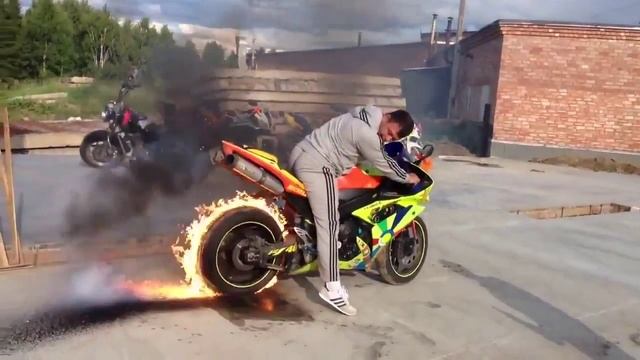 Yamaha R1 палит резину смотреть онлайн