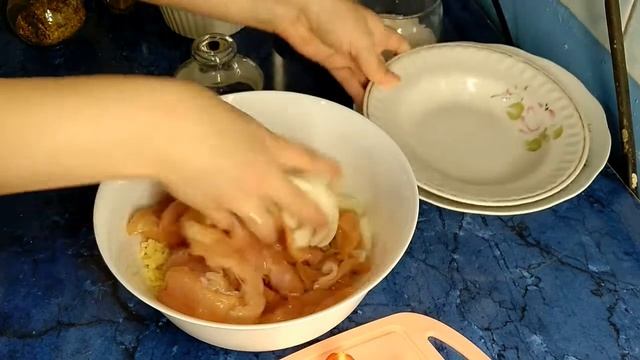 Легко и быстро запекаем куриное филе с помидорами и луком смотреть онлайн