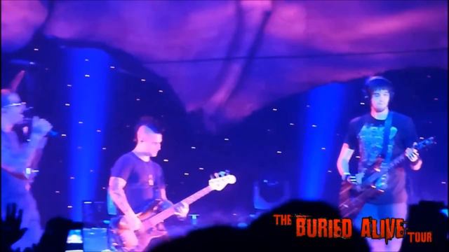 A7X - Synyster Gates lets fan play So Far Away with the band смотреть онлайн