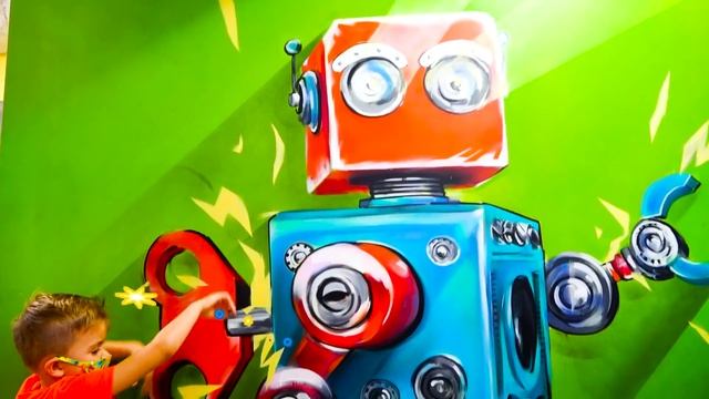 Влад и Никита играют в музее иллюзий вместе с мамой