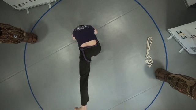 Capoeira tutorial ginga & meia lua de compasso / how to start смотреть онлайн