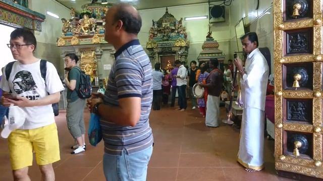 Sri Veeramakaliamman Temple にて　Singapore смотреть онлайн