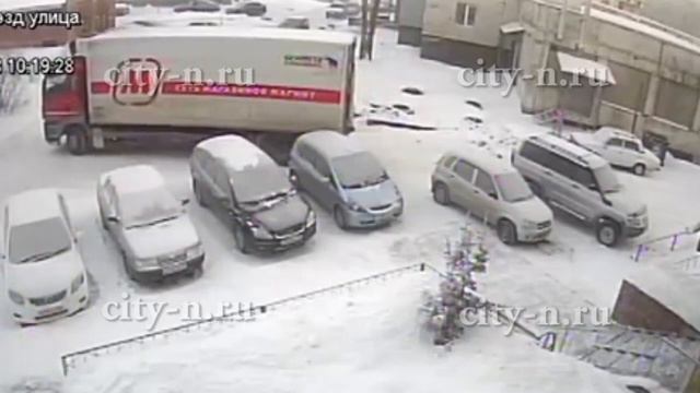 Помятая машина - подарок от "Магнита" смотреть онлайн