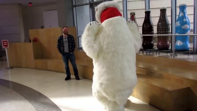 Coca-Cola Polar Bear running from hunters смотреть онлайн
