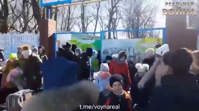 Беженцы из Донецка рассказывают о том, как их "гостеприимно" приняли в Ростовской области. смотреть онлайн