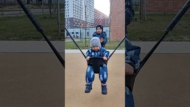 Дёма качает Оливера на качелях смотреть онлайн