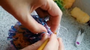 Идея для подарка своими руками. Вяжем круглую мочалку из остатков пряжи.