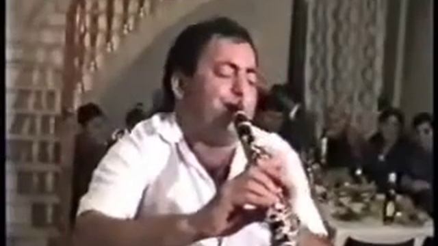 Армянский кларнетист играет не обычно