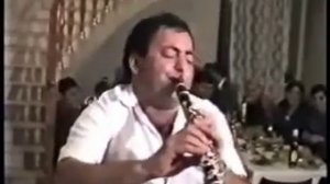 Армянский кларнетист играет не обычно