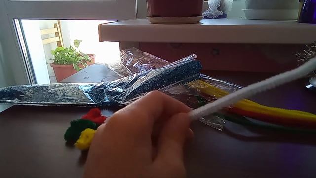 делаем сердечки и цветы из синельной проволоки.