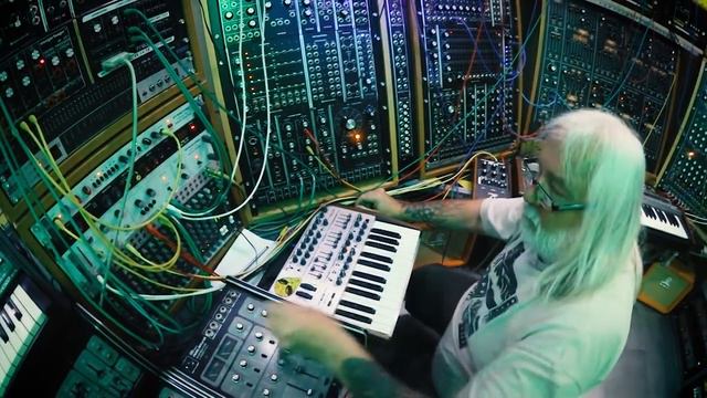 Synthesizer Studio Trip covering Minimoog, Roland Digital Chorus, Space Echo, CompuRythm and more. смотреть онлайн