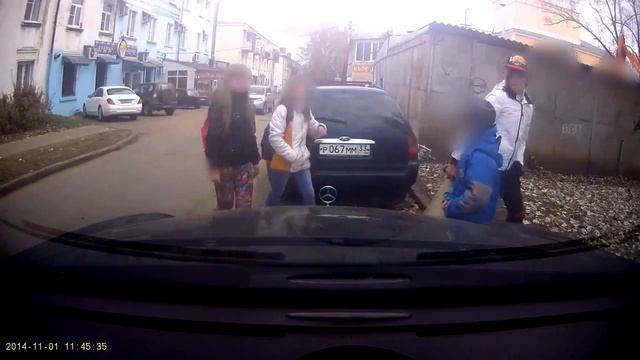 Мальчик пытается отломать значок Мерседеса у автомобиля смотреть онлайн