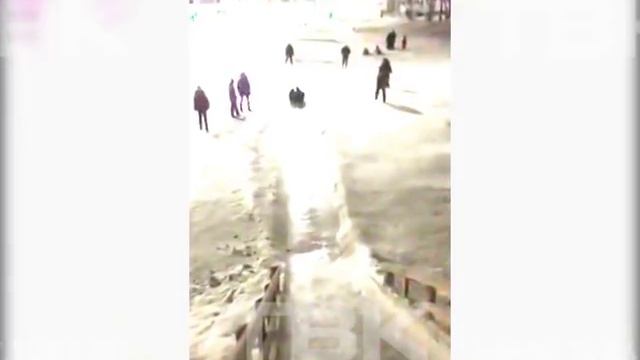 Красноярка получила перелом на горке на о.Татышев смотреть онлайн