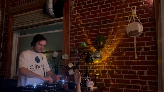 groovy house & minimal techno right here at the crib смотреть онлайн